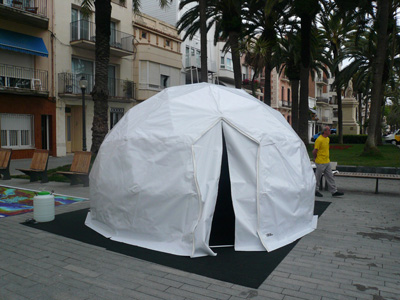 Exterior de la cúpula donde se proyecta el montaje de vídeo sobre los bosques submarinos. foto: CSIC. 